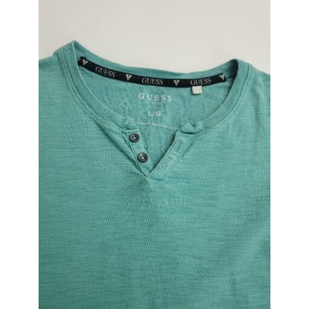 Guess‎ Los Angeles Short Sleeve V-Neck T-Shirt, Large